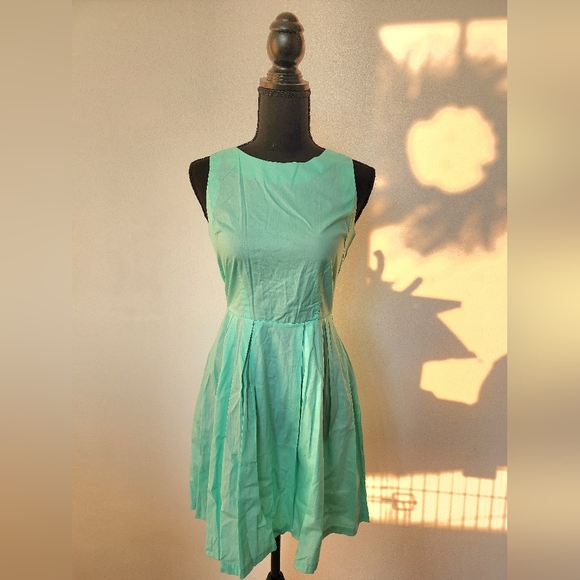 Dresses & Skirts - Teal Green Midi Dress. Size Small